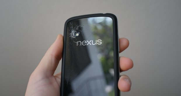 Nexus-4-cracked-hands-on-2