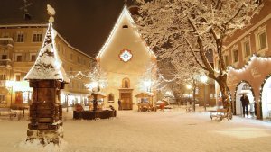 italia-snow-house-winter-hotel-resort-val-gardena-city-landscape