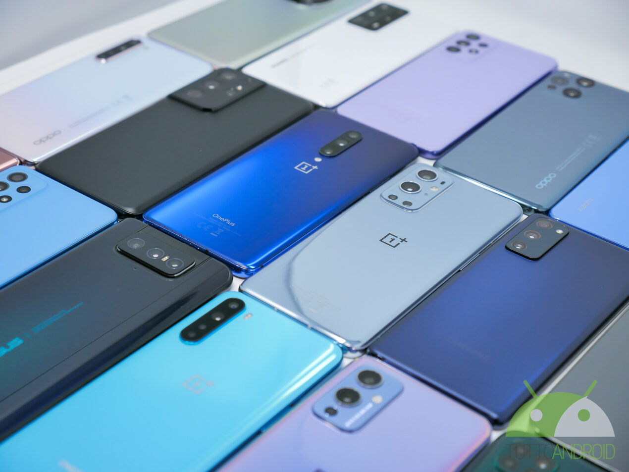 Un mucchio di aggiornamenti in roll out per Samsung, Xiaomi, OnePlus e Redmi: novità e modelli