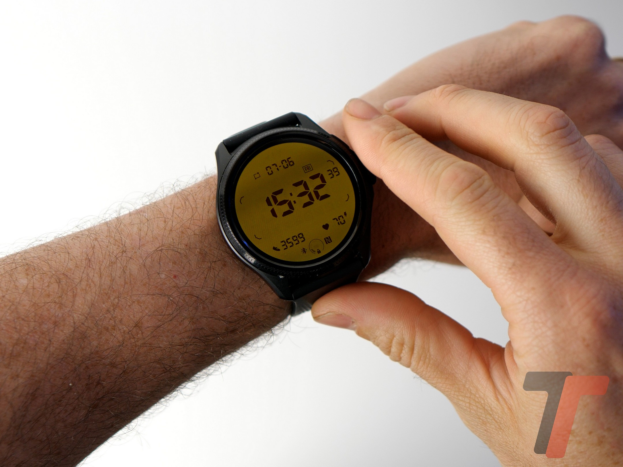 Questo smartwatch unisce autonomia e Wear OS, a meno di 100 euro su Amazon
