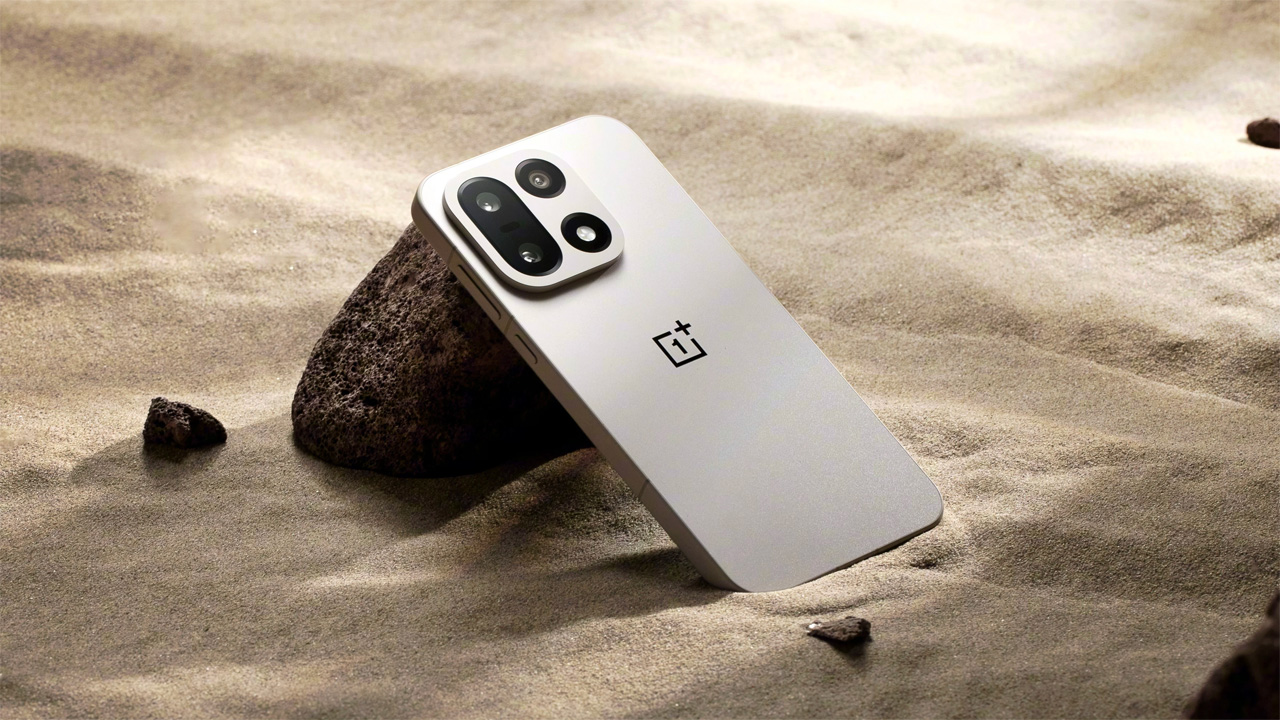 Per OnePlus 15 è già il momento del primo video unboxing Per OnePlus 15 è già il momento del primo video unboxing
